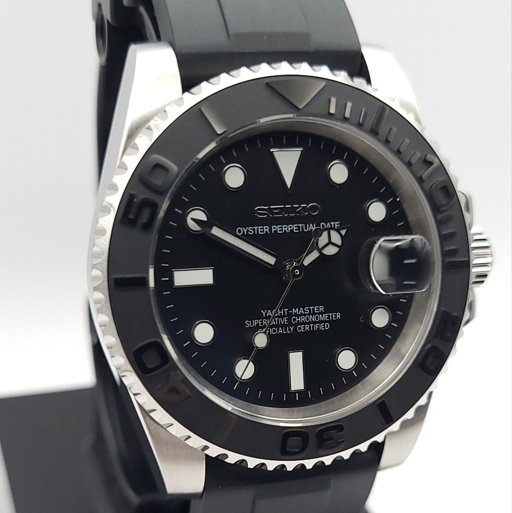 Seiko Black and Silver Men's Watch - Picture 3 of 8